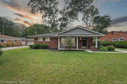 28249 Red Leaf Ln, Southfield, MI 48076