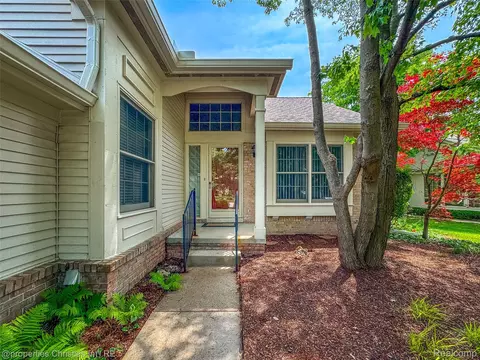7569 Danbury Cir, West Bloomfield, MI 48322