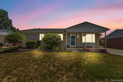 15524 Cambridge Dr, Fraser, MI 48026