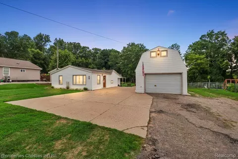 87 N Roslyn Rd, Waterford, MI 48328
