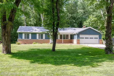 5811 Cowell Rd, Brighton, MI 48116