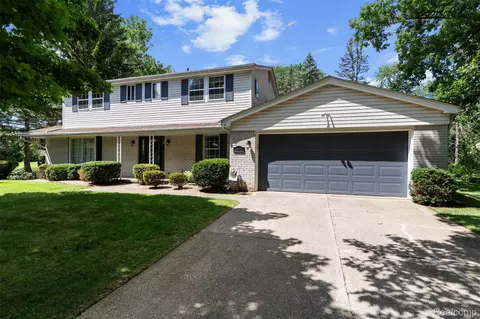 29651 Colony Circle Dr, Farmington Hills, MI 48334