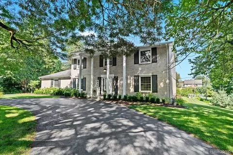 19250 Meadowbrook Rd, Northville, MI 48167