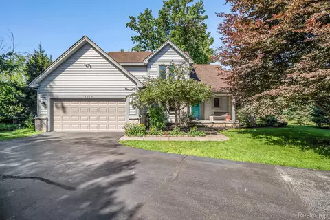 7360 Ellingrove Dr, White Lake, MI 48383