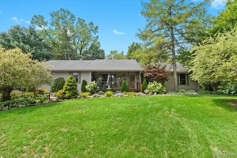 2150 Yorway Dr, Howell, MI 48843