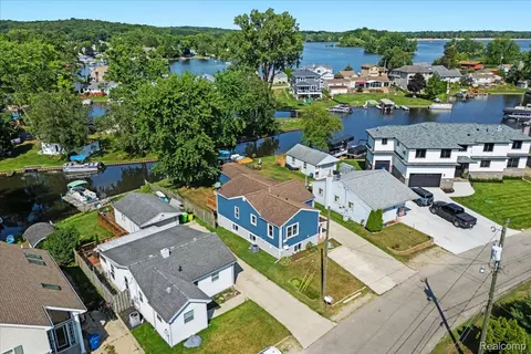 9136 Buckingham St, White Lake, MI 48386