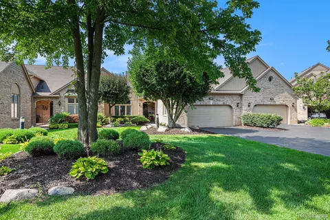 2221 Juniper Ct, Shelby Township, MI 48316