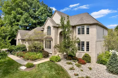 2740 Plum Creek Dr, Oakland, MI 48363