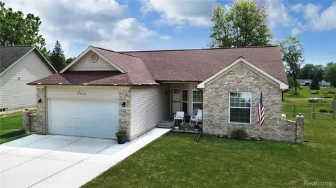 2352 Shadycroft Dr, Burton, MI 48519