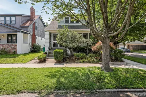 1075 Wayburn St, Grosse Pointe, MI 48230