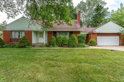 36066 Boyce Dr, Clinton Township, MI 48035
