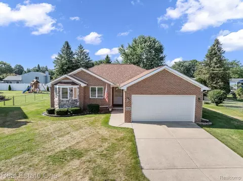 636 Vincent St, Pinckney, MI 48169