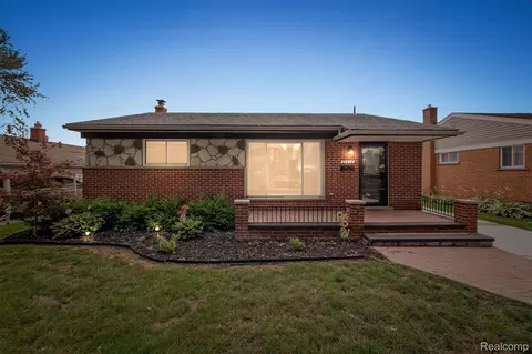 21518 Timberidge St, Saint Clair Shores, MI 48082
