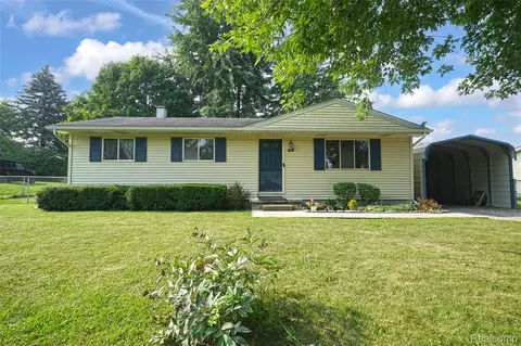 1761 Carriage Ln, Lapeer, MI 48446