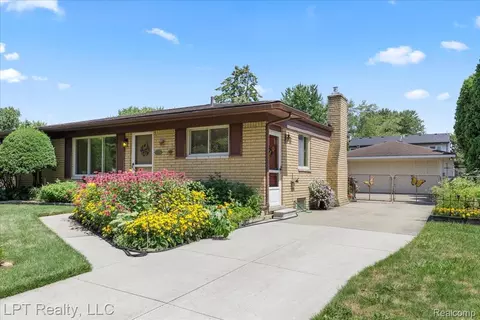 50422 Spruce Dr, Chesterfield, MI 48047