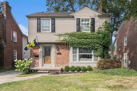 2142 Lennon St, Grosse Pointe Woods, MI 48236