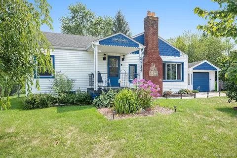 34194 Vinita St, Clinton Township, MI 48035