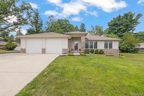 1235 Fox Hills Dr, Howell, MI 48843