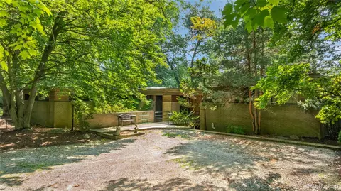 5035 Ponvalley Rd, Bloomfield Hills, MI 48302