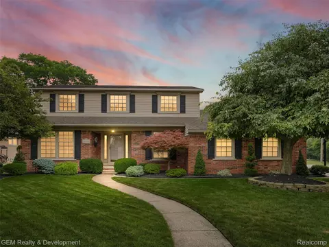 16230 Golfview St, Livonia, MI 48154