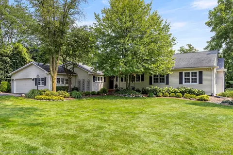 25360 Harcourt St, Farmington, MI 48336