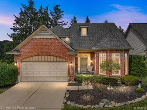 5540 River Park Dr, Waterford, MI 48327