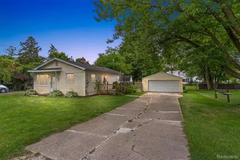 2334 Bradford Dr, Grand Blanc, MI 48507