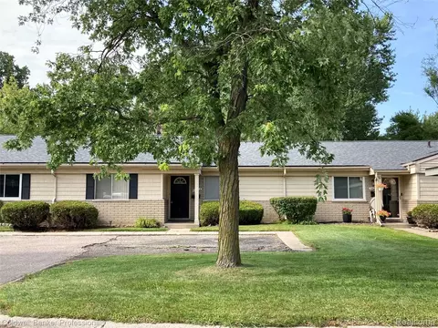 26572 Franklin Pointe Dr, Southfield, MI 48034