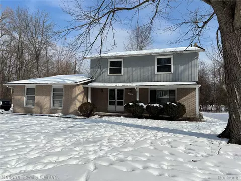 29330 Pinetree Dr, Southfield, MI 48076