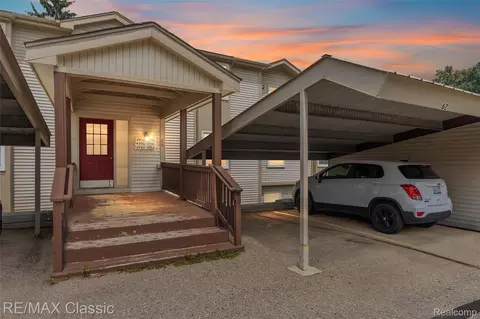 4990 Oak Hill Dr #59, Waterford, MI 48329