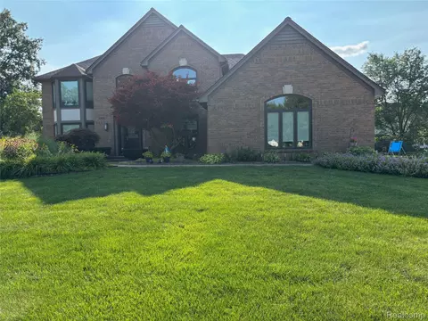 1720 Squirrel Valley Dr, Bloomfield Hills, MI 48304