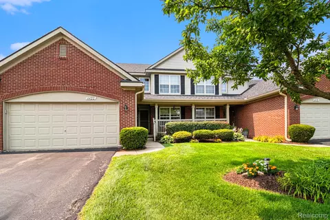 6422 Club Ct W, Holly, MI 48442