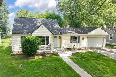 2813 Motorists Dr, Highland, MI 48356