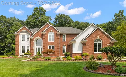 2495 Burningbush Dr, Sterling Heights, MI 48314