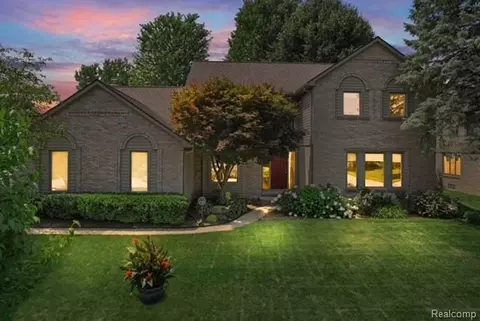 1218 Lakeview Dr, Rochester Hills, MI 48306