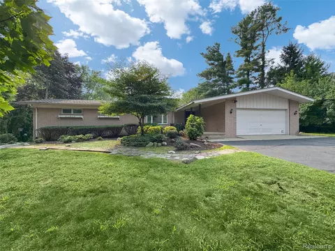 30273 Rosemond Dr, Franklin, MI 48025