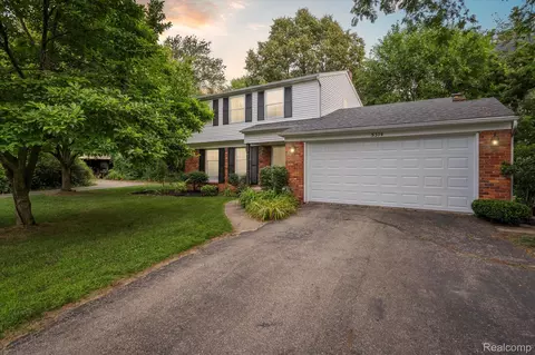 5374 Apple Hill Ct, Mount Morris, MI 48433