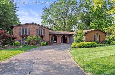 541 Lake Forest Rd, Rochester Hills, MI 48309
