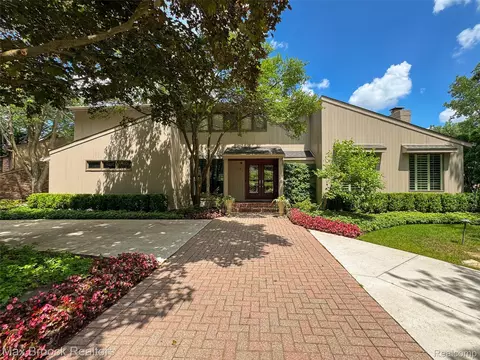 4695 Maura Ln, West Bloomfield, MI 48323