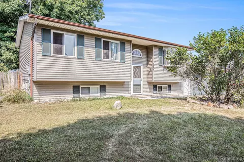 5877 Southwood St, North Branch, MI 48461