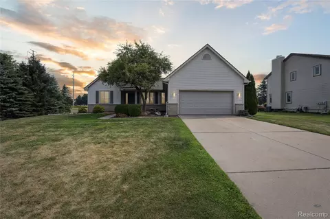 493 Cloverview Ln, Genoa, MI 48843