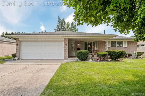 19232 Candlelight St, Roseville, MI 48066