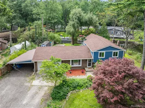 9425 Galatian Dr, Whitmore Lake, MI 48189