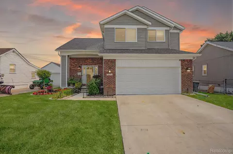 22921 Hoffman St, Saint Clair Shores, MI 48082