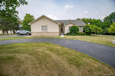808 Vivian Ln, Oxford, MI 48371