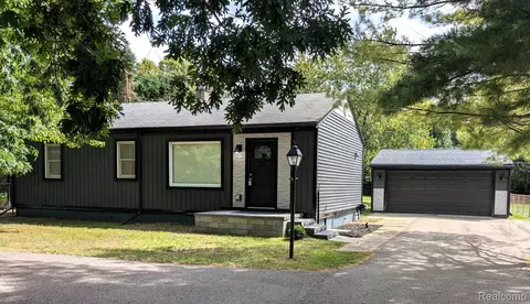3814 Tienken Rd, Auburn Hills, MI 48326