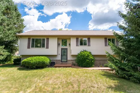 3300 N Duck Lake Rd, Highland, MI 48356