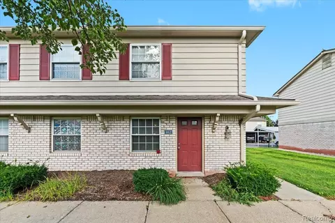 162 Princeton Dr, South Lyon, MI 48178