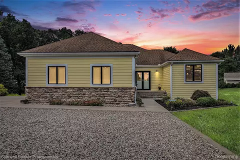 1282 Indianwood Rd, Orion, MI 48362