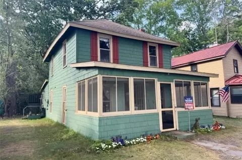 2296 Toledo St, Fenton, MI 48430